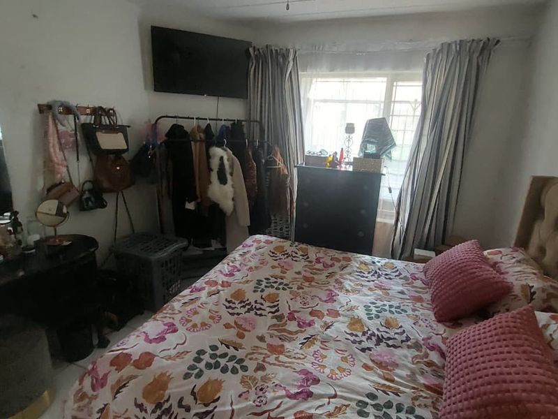 Charming Ground-Floor Gem: Convenience & Style Await! - Photo 10