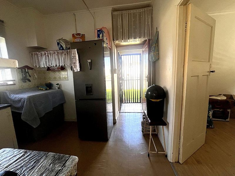 Two Bedroom Freestanding House - Photo 8