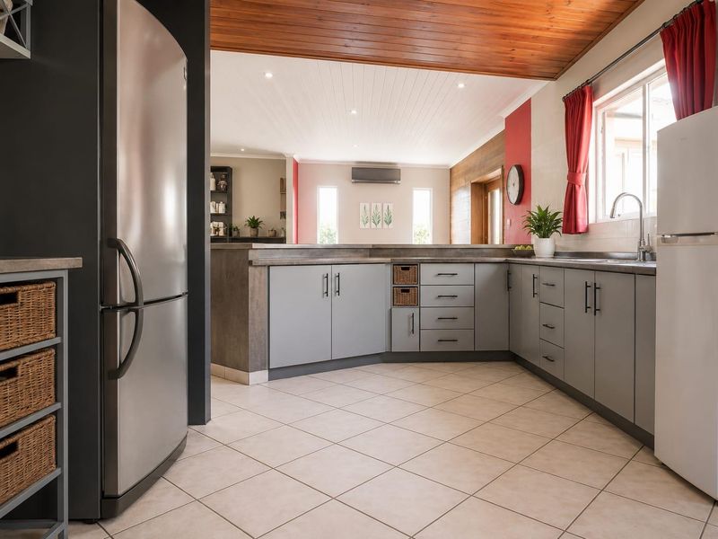 Charming and Well-Maintained 5 Bedroom Family Home with a Tranquil Garden - Photo 5
