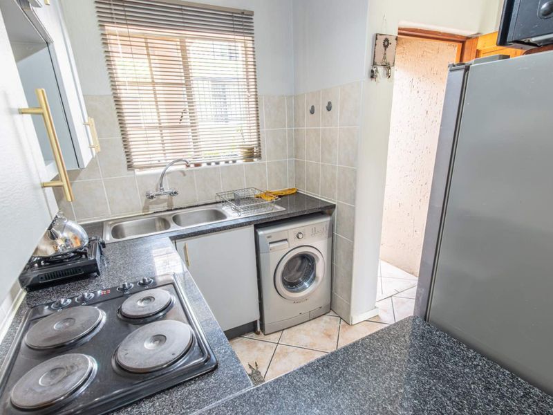 Charming Simplex Living with Endless Potential, perfect for young professionals SORRY NO PETS ALLOWED - Photo 8