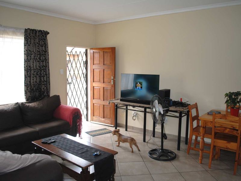 Contemporary Neat Complex – Ideal Lock-Up-and-Go Living - Photo 5