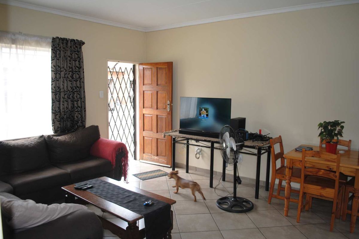 Contemporary Neat Complex – Ideal Lock-Up-and-Go Living - Photo 5