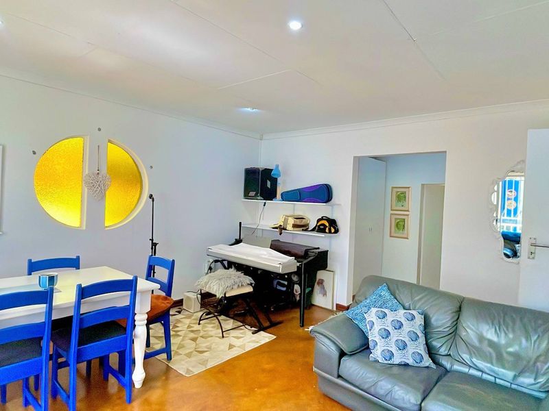 SPRING OFFER! NOT JUST A 5-BEDROOM DOUBLE STOREY HOUSE – A VERSATILE FAMILY HOME WITH A PRIVATE FLATLET, MULTIPLE LIVING AREAS & SPACE TO MAKE IT YOUR OWN - Photo 7