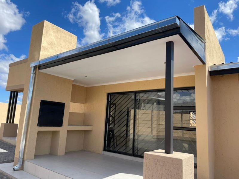 Family Home with Income-Generating Flat in Prime Academia - Photo 5