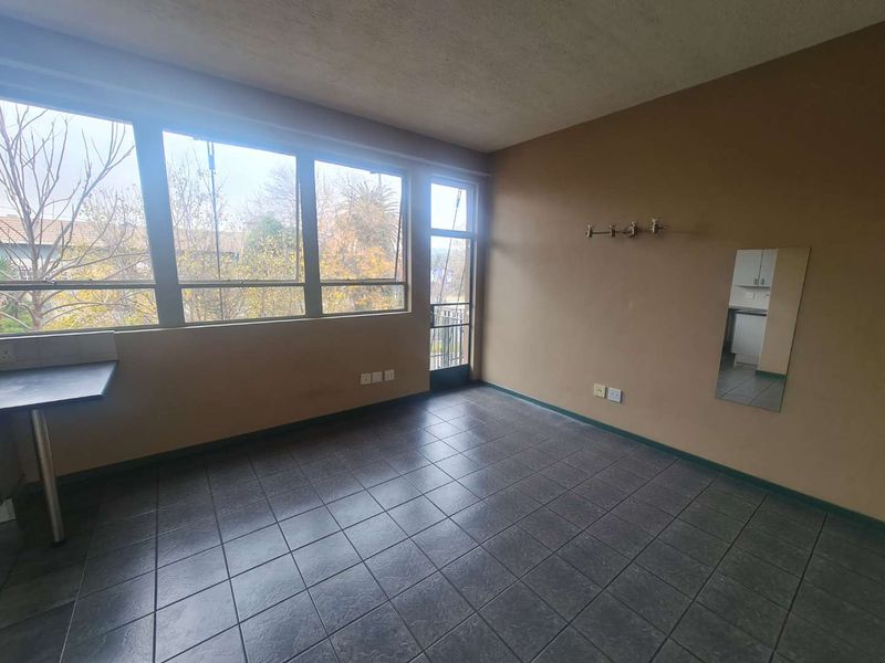 Charming First-Floor Bachelor Apartment for Sale in Richmond - Photo 7