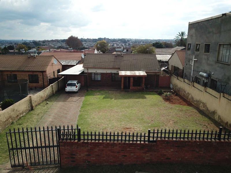 🏡 Perfect Starter Home with Huge Potential! - Photo 3