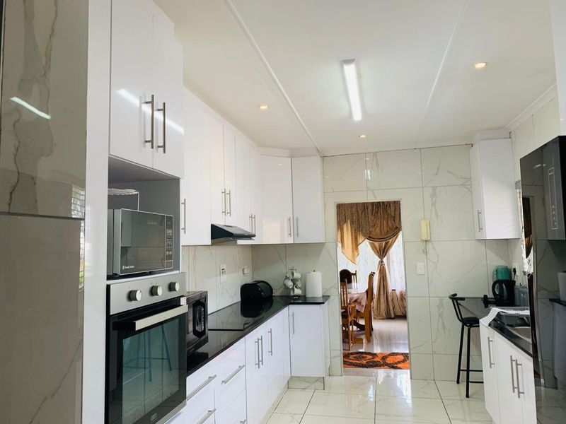 Dream Home Awaits: Stunning 3-Bedroom Oasis in Berea West - Photo 6