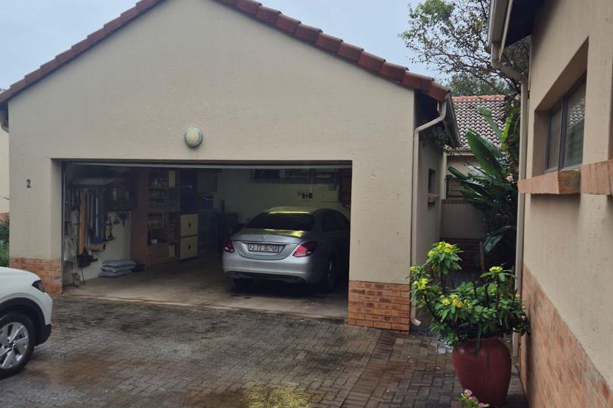 UPMARKET HOME FOR SALE IN THE RETREAT RETIREMENT ESTATE PRETORIA EAST - Photo 2