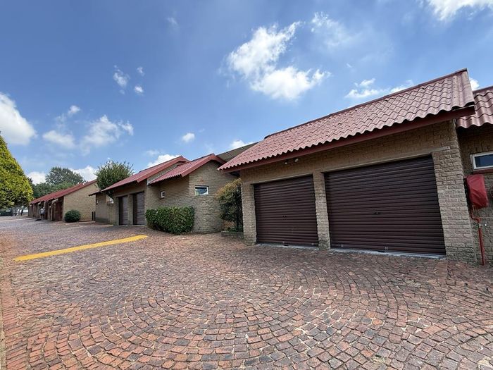 Property #2475791, Townhouse For Sale in Constantia Kloof