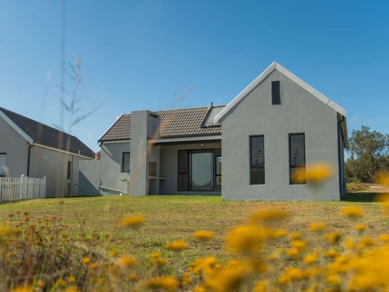 Wedgewood Golf Estate Living: Golf, Nature & Work-from-Home Comfort! - Photo 3