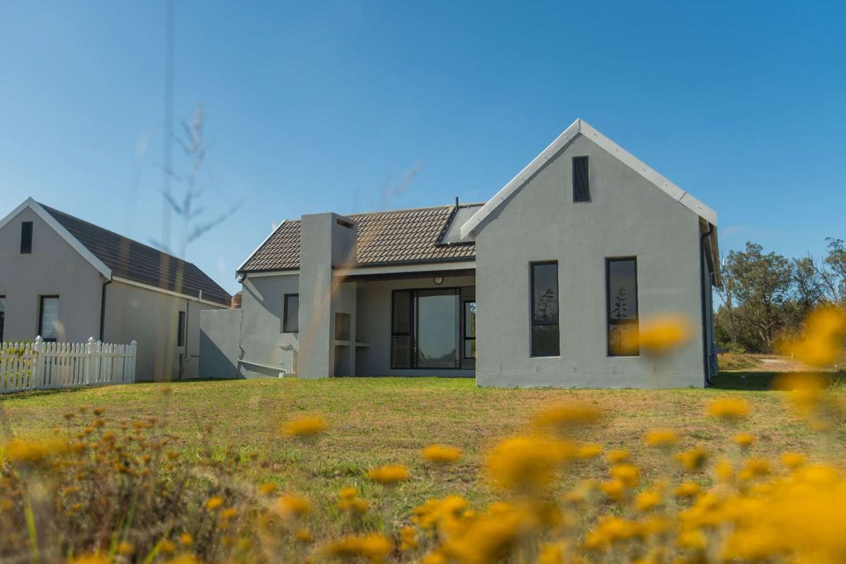 Wedgewood Golf Estate Living: Golf, Nature & Work-from-Home Comfort! - Photo 3