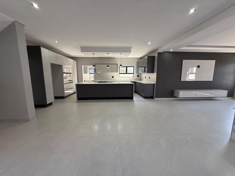 Meticulously crafted 4 bedroom 4 1/2 bathroom double-story residence - Photo 8