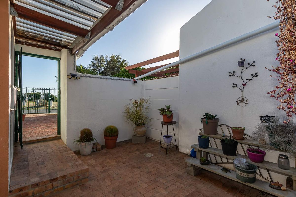 Charming, manageable home with heart! - Photo 5