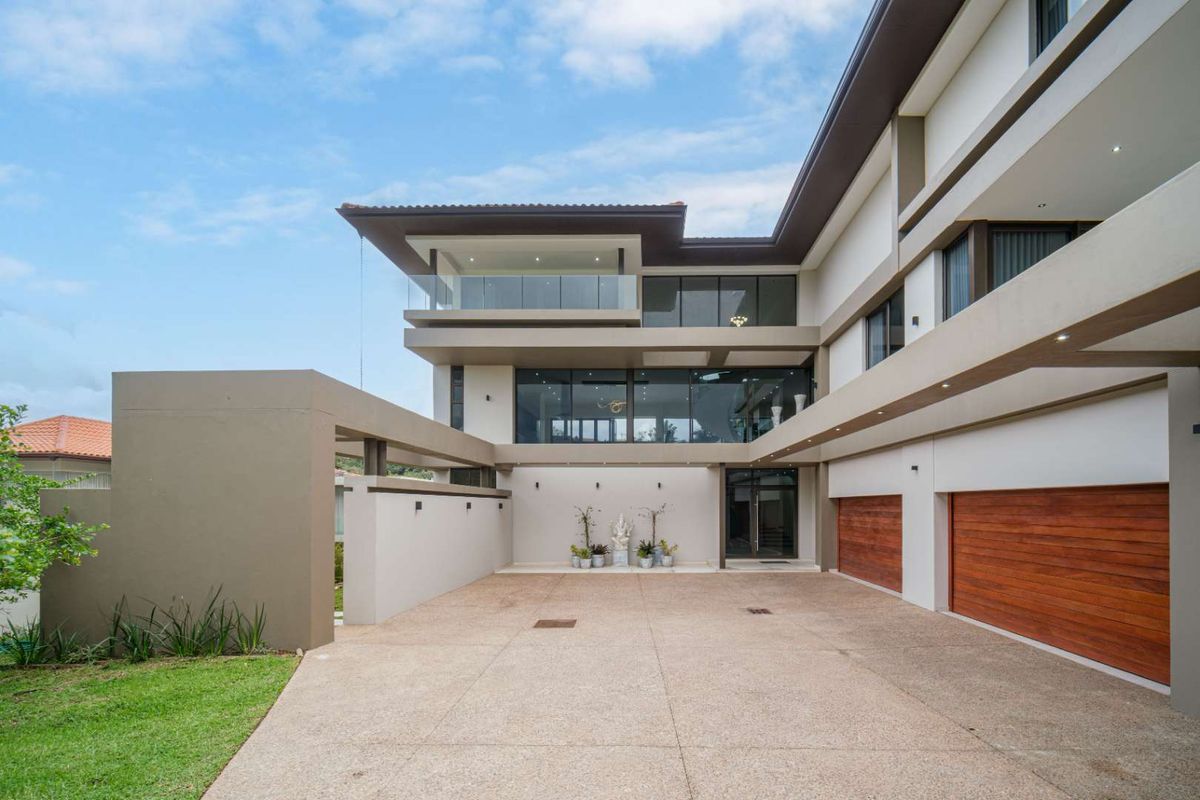 Modern Architectural Masterpiece with distant Seaviews - Photo 4