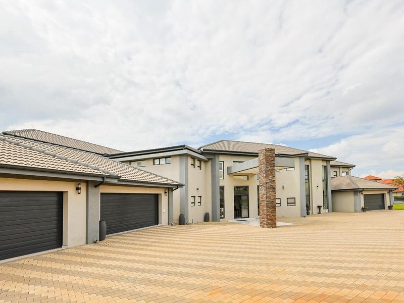 Stunning Off-the-Grid Masterpiece: Your Dream Home Awaits with two flatlets. - Photo 3