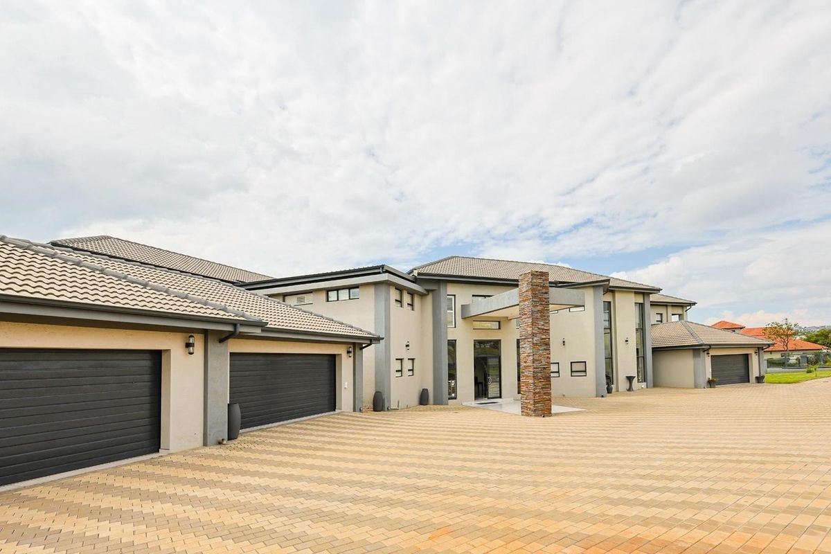 Stunning Off-the-Grid Masterpiece: Your Dream Home Awaits with two flatlets. - Photo 3