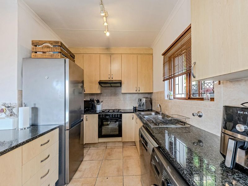 "Your perfect home contemporary, flair and garden retreat. - Photo 3