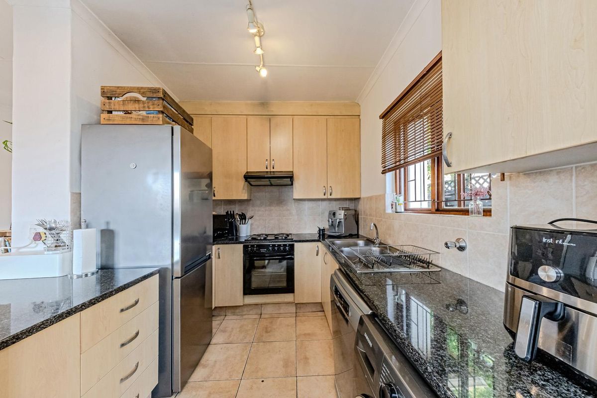 "Your perfect home contemporary, flair and garden retreat. - Photo 3