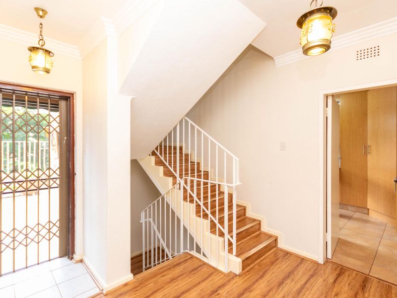 Stand Alone 3 Bed Duplex Townhouse in Bryanston with private garden and domestic quarters - Photo 10