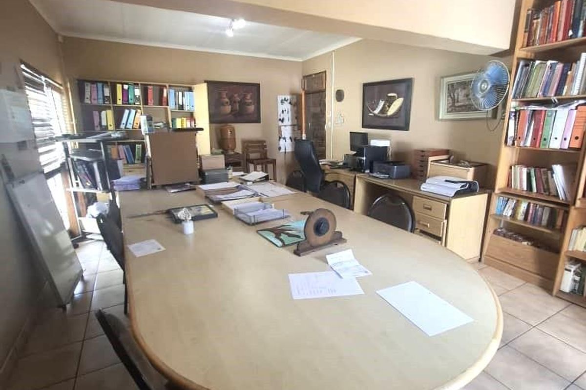 Property Perfect for an Extended Family or to be used as a Guesthouse or Air B&B - Photo 4