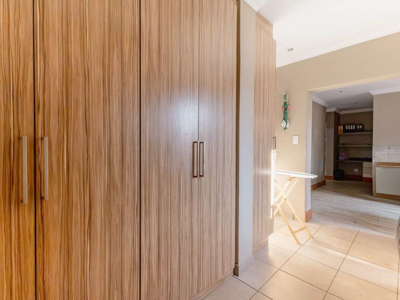 Modern 4 Bedroom Family Home for Rent in a Highly Rated Security Estate - Photo 10