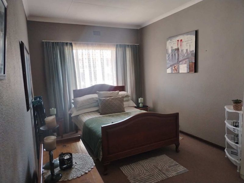A SPACIOUS TOWNHOUSE - Photo 6