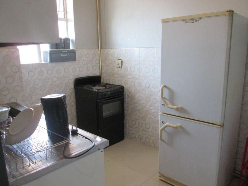 VERY NEAT AND BEAUTIFUL [ 1.5 ] ONE AND HALF BEDROOMS APARTMENT FOR SALE IN SUNNYSIDE PRETORIA BARGAIN . - Photo 7