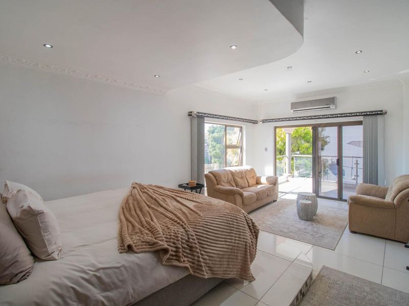 Exquisite Double Story 5 bedroom home in Lakefield Ext. 21 - Photo 8