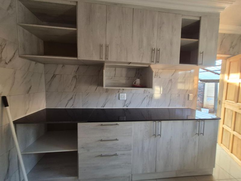 **Newly Renovated Room for Rent in Birchleigh - Available Now!** - Photo 5