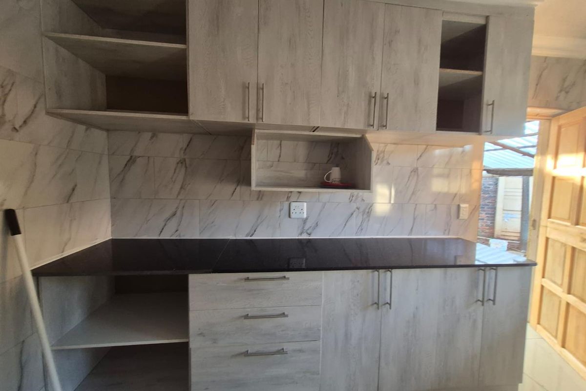 **Newly Renovated Room for Rent in Birchleigh - Available Now!** - Photo 5
