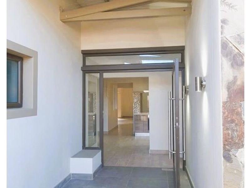 “A Newly Renovated Luxury Retreat in Prime Ludwigsdorf” - Photo 2