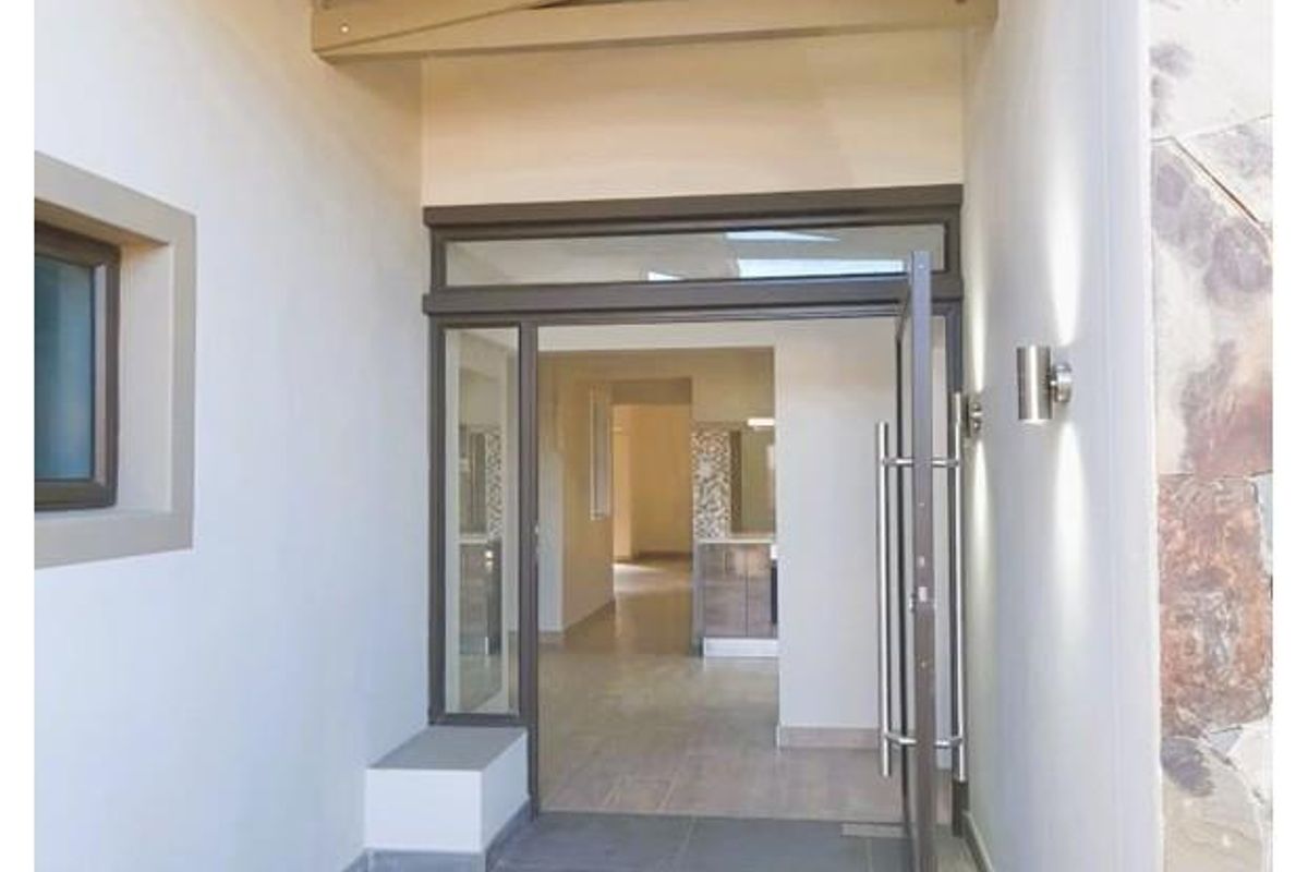 “A Newly Renovated Luxury Retreat in Prime Ludwigsdorf” - Photo 2