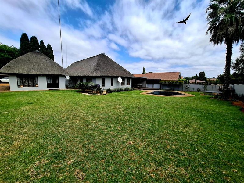 Step into a world where every day feels like a getaway. Family home with flatlet for extended family - Photo 1