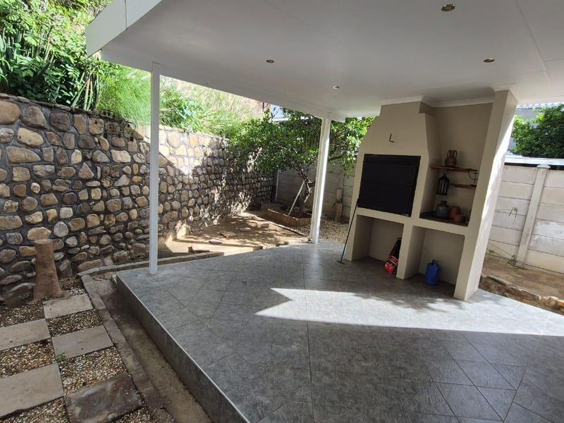 Charming Duet in quiet street - Photo 6