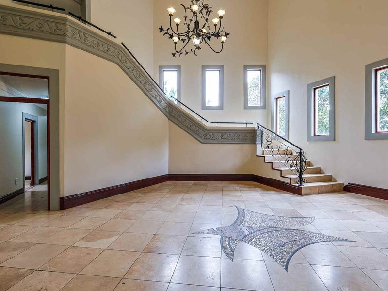 Iconic Waterkloof Ridge Masterpiece with Panoramic Views, Flatlet & Entertainment Oasis - Photo 4