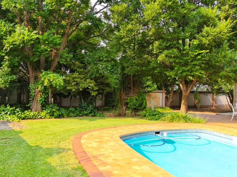 Grand Family Retreat, Bordering Waverley - Photo 2