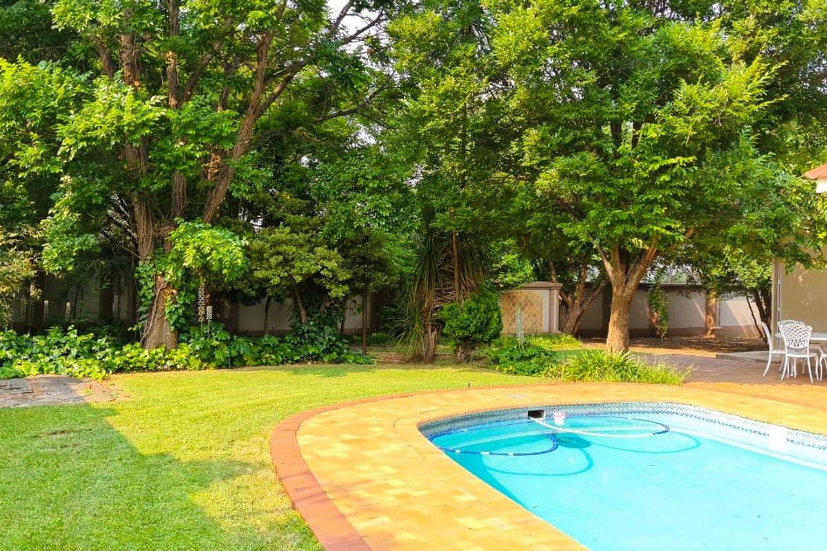 Grand Family Retreat, Bordering Waverley - Photo 2