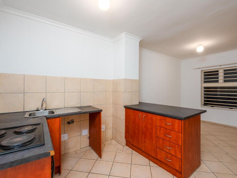 Beautiful & Secure 2-Bedroom Apartment (2 Units available) - Photo 5