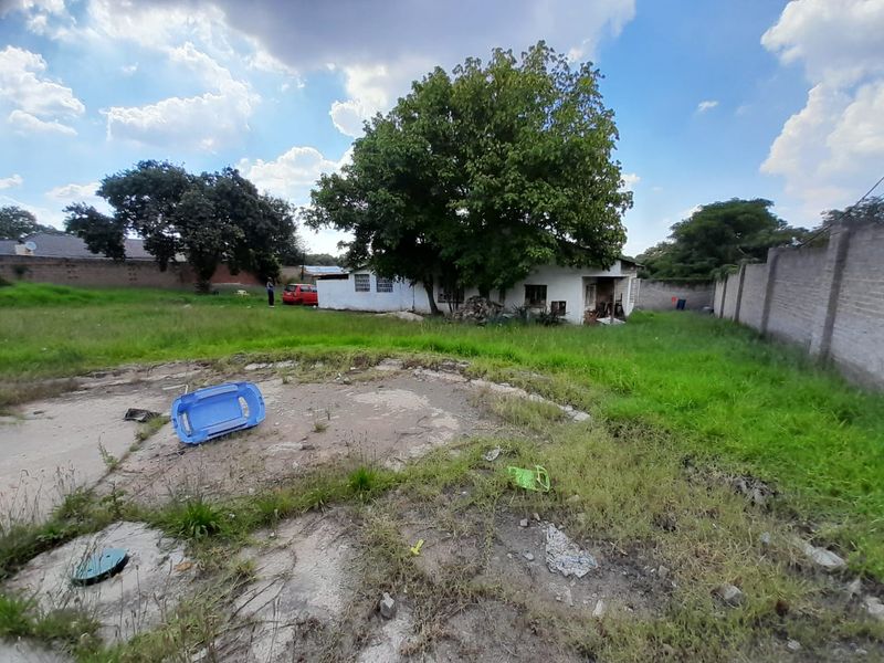 "Well-positioned corner house property for investors" - Photo 3