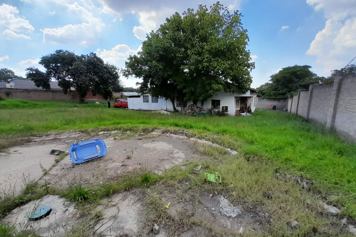 "Well-positioned corner house property for investors" - Photo 3