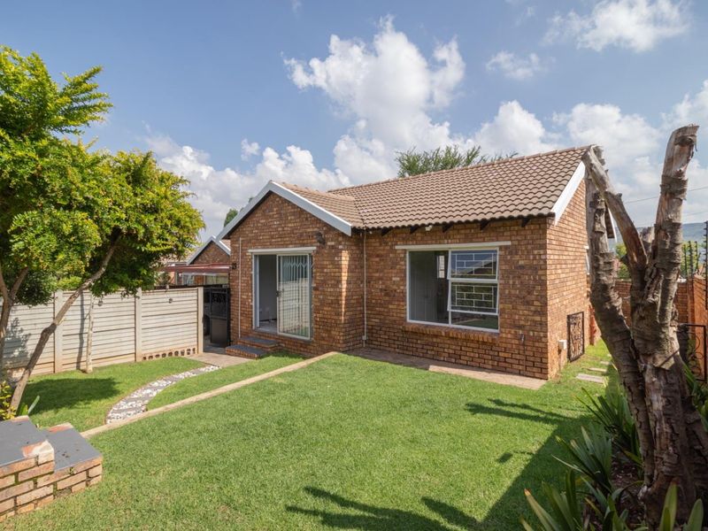 The perfect lock up and go for young proffesional, close to Christiaan de Wet and important amneities, Wilgeheuwel Hospital, Clearwater Mall - Photo 2