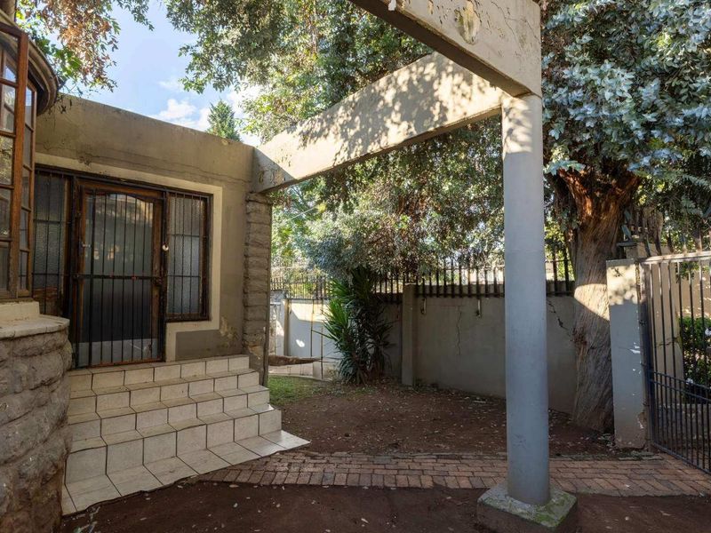 A Classic Kensington Home with Endless Potential - Photo 1