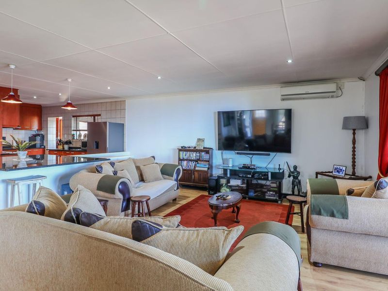 Spacious 5 Bedroom Family Home with immaculate Ocean Views - Photo 9