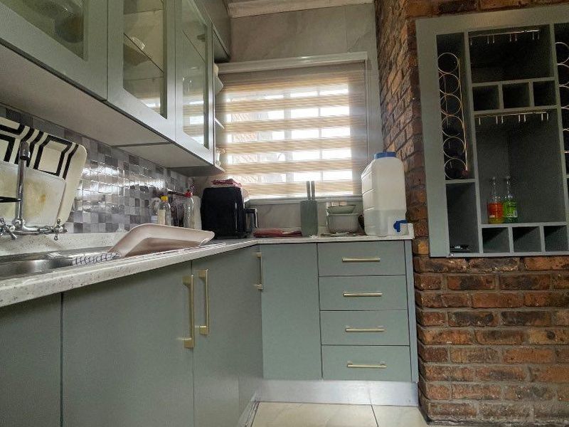 EXCEPTIONAL 5BEDROOM FAMILY HOME WITH 3POTENTIAL INCOME-GENERATING COTTAGES FOR SALE IN SUNWARD PARK - Photo 8