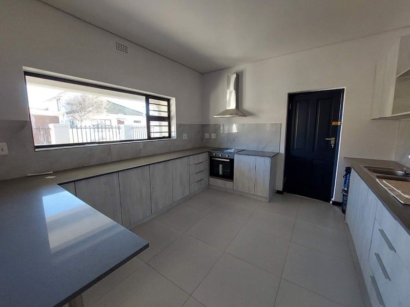 Stunning 2 Bedroom Semi-detached home in Wynberg. - Photo 3