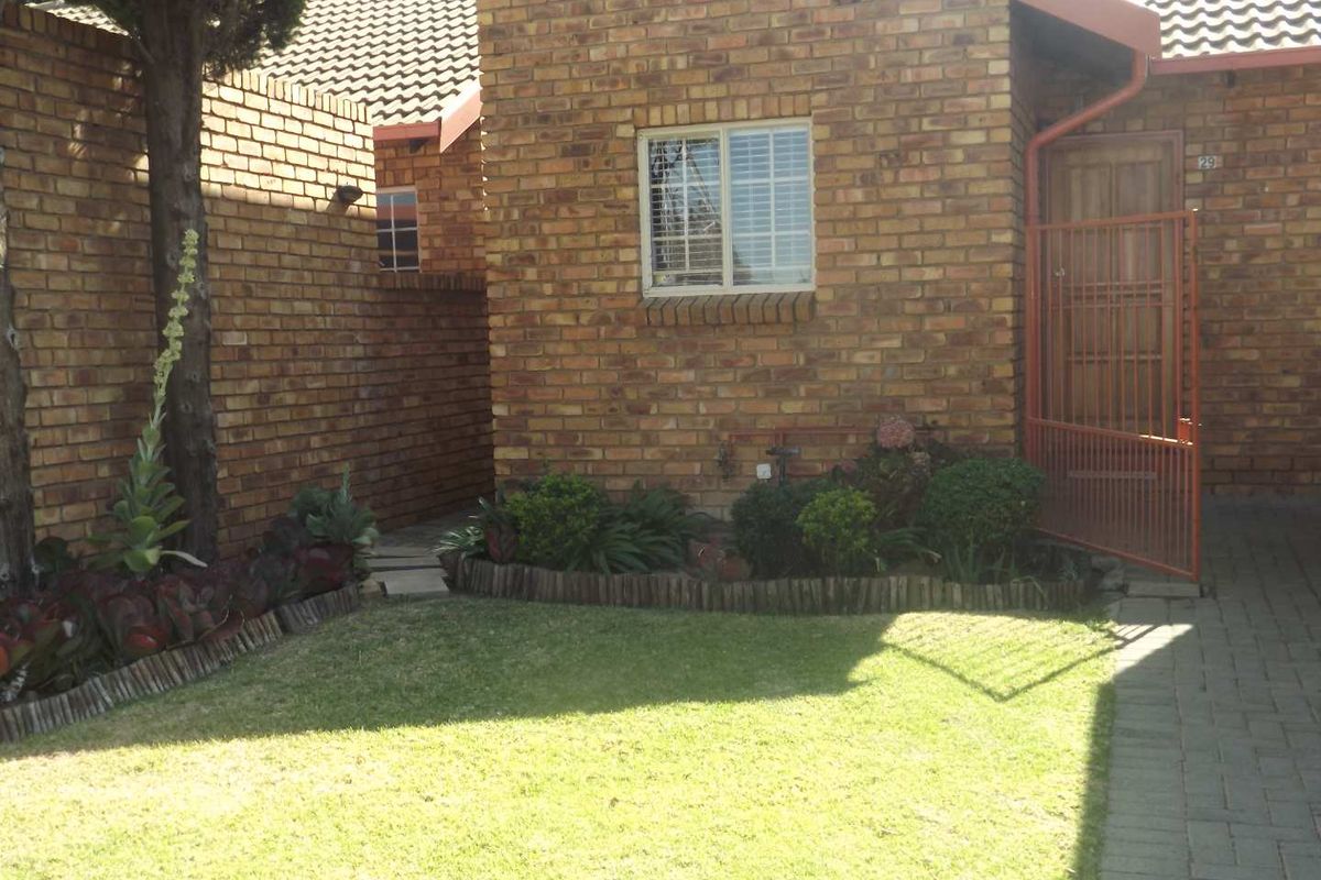 Perfect Family Living: Spacious 3-Bed Townhouse Awaits - Photo 2