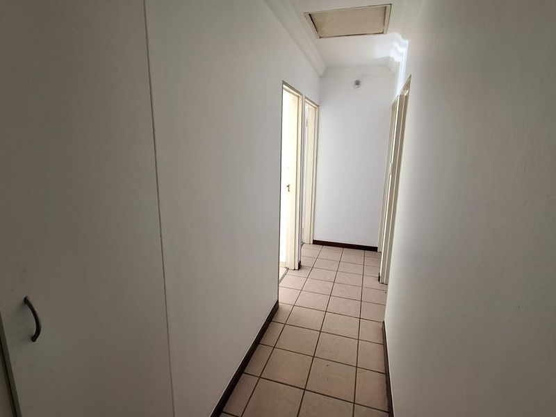Corner Townhouse with Big Garden & Huge Potential – Exceptional Value - Photo 9
