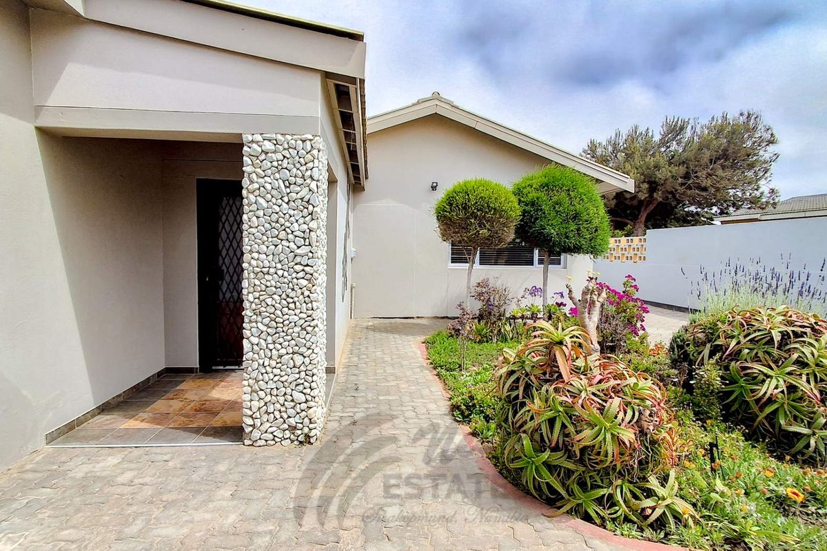 Spacious Home For Sale in Ocean View, Swakopmund - Photo 2