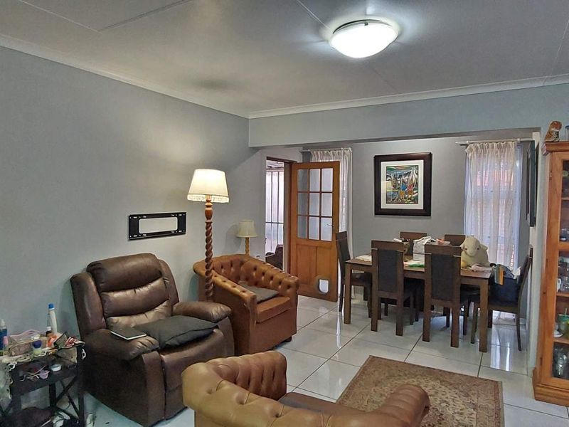 2 Bed Cluster in Pet Friendly Secure Complex - Photo 3