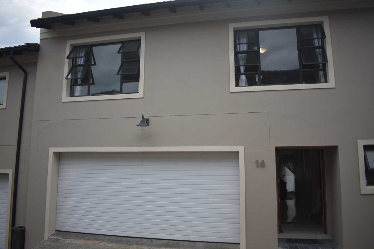 Exquisite upmarket Townhouse! - Photo 2